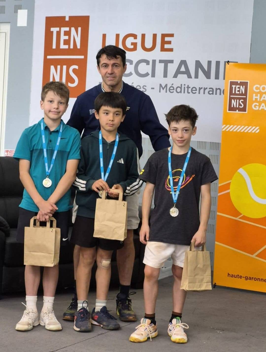 L'équipe Auvergne Rhône Alpes avec Matteo Rolland